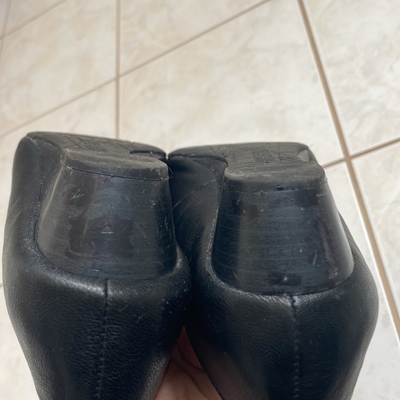 Kenneth Cole Reaction Black leather Demi Wedge with Floral appliqué brooch - Picture 11 of 11